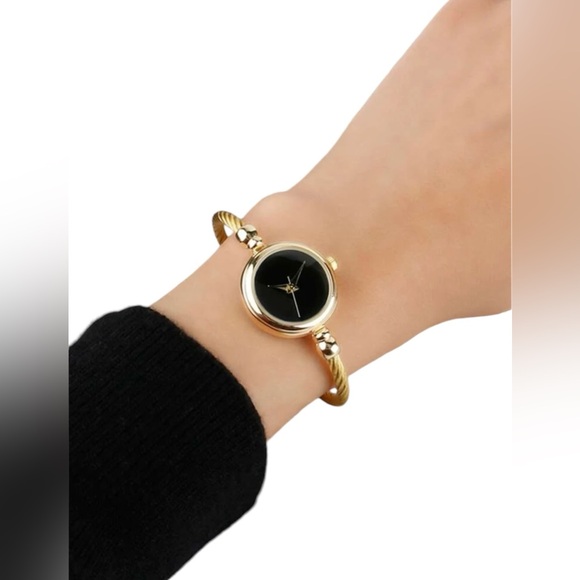 Round Pointer Quartz Watch - Picture 2 of 2